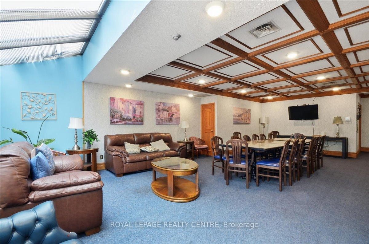 410-1360 Rathburn Road E, Mississauga, ON - Indoor