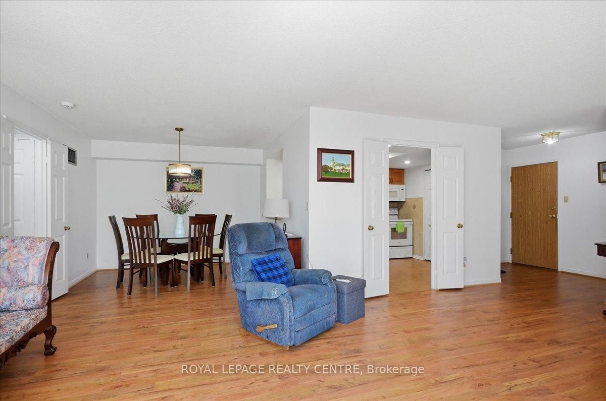 410-1360 Rathburn Road E, Mississauga, ON - Indoor Photo Showing Living Room