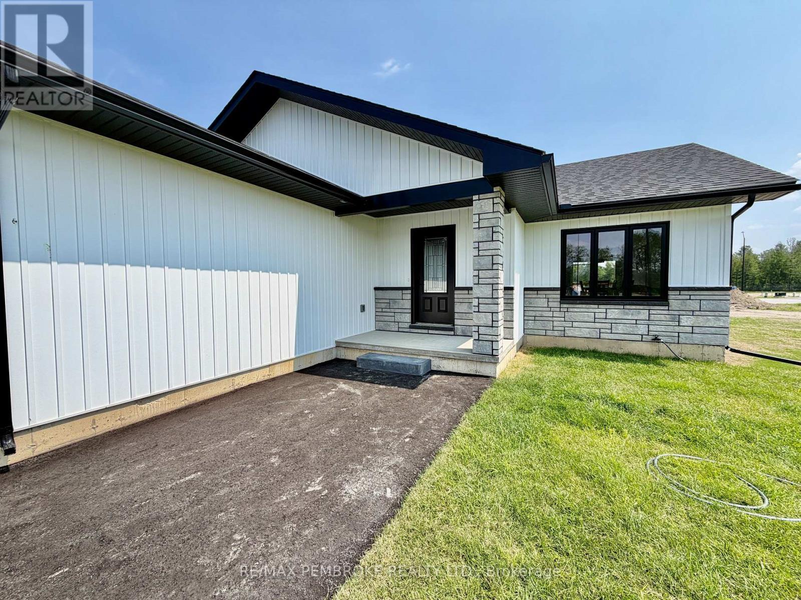 62 Eddy Crescent, Pembroke, ON - Outdoor With Deck Patio Veranda
