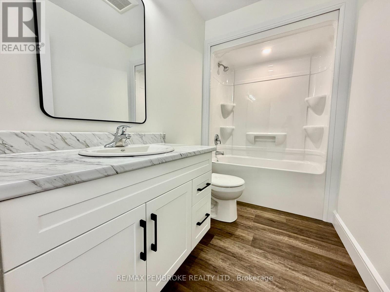 62 Eddy Crescent, Pembroke, ON - Indoor Photo Showing Bathroom