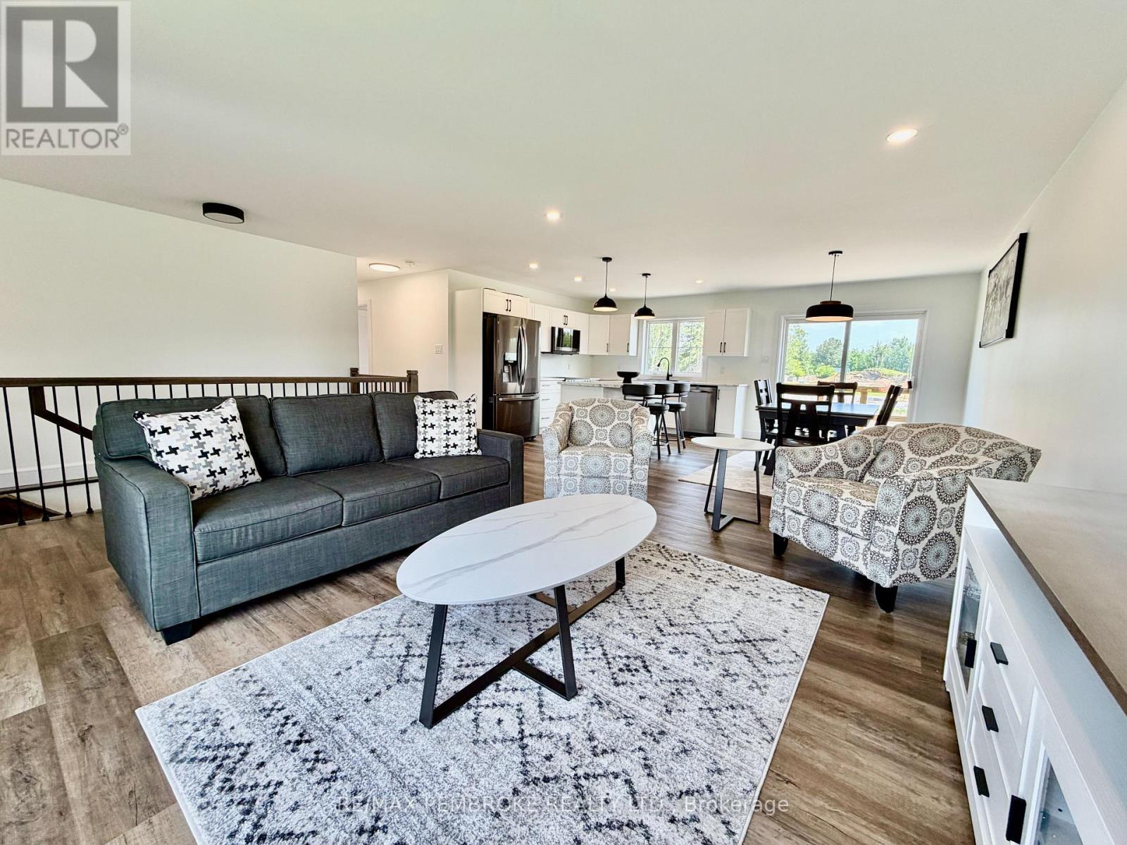 62 Eddy Crescent, Pembroke, ON - Indoor Photo Showing Living Room