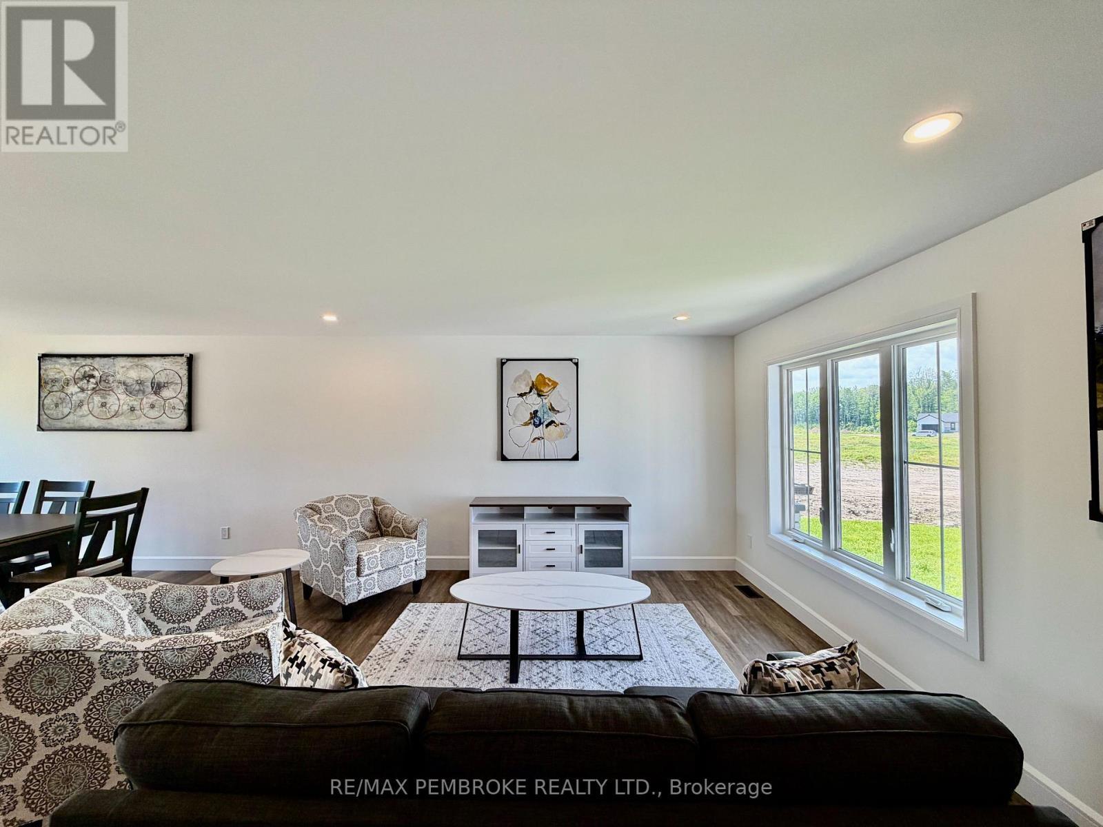 62 Eddy Crescent, Pembroke, ON - Indoor Photo Showing Living Room