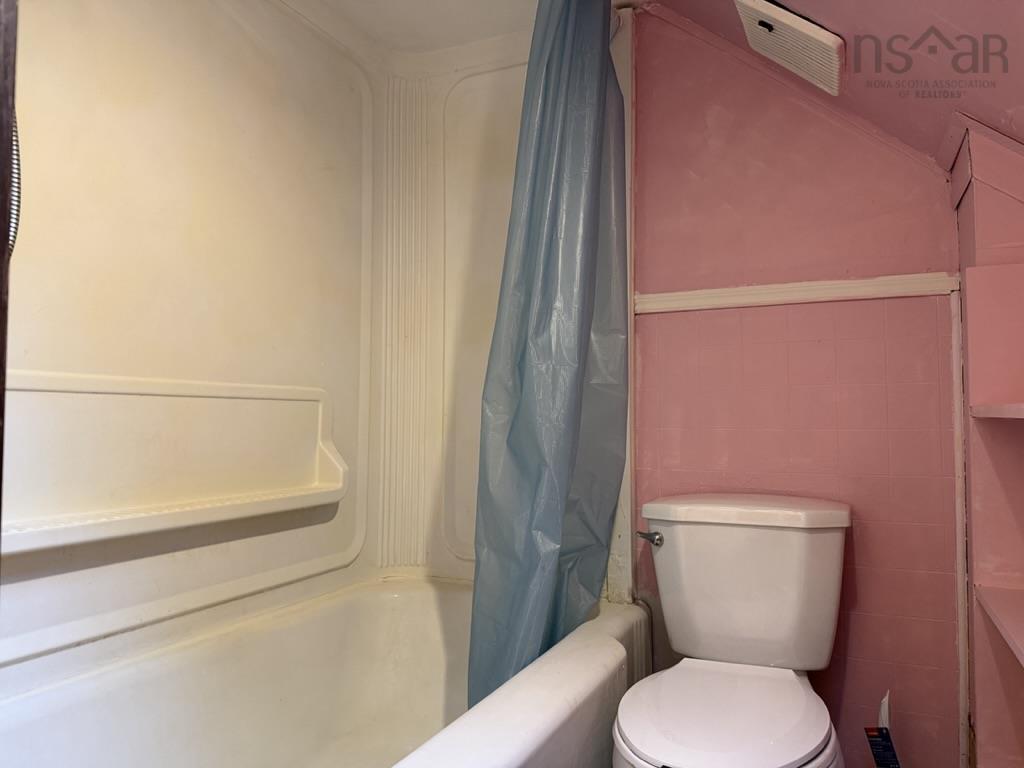 17 Mechanic Street, Trenton, NS - Indoor Photo Showing Bathroom