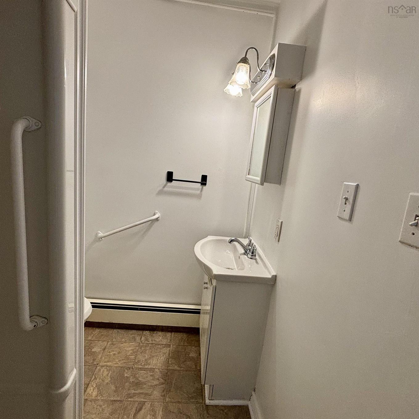 683 Mahon Street, New Waterford, NS - Indoor Photo Showing Bathroom