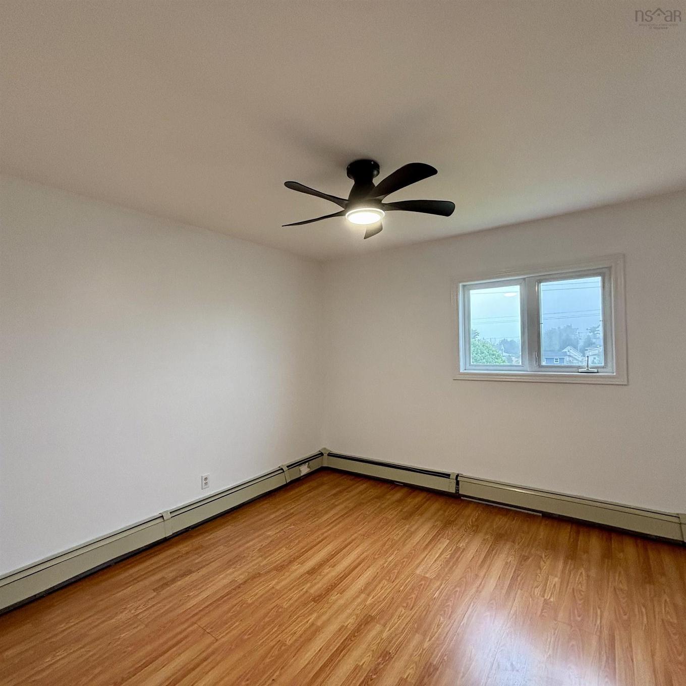 683 Mahon Street, New Waterford, NS - Indoor Photo Showing Other Room
