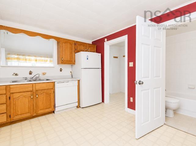 18/20 Queen Street, Sydney, NS - Indoor Photo Showing Kitchen With Double Sink
