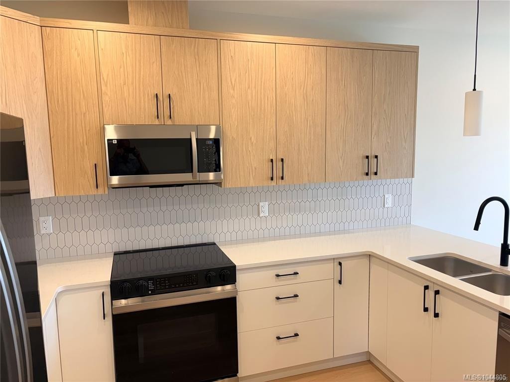 3482 Merlot Terr, Langford, BC - Indoor Photo Showing Kitchen With Double Sink