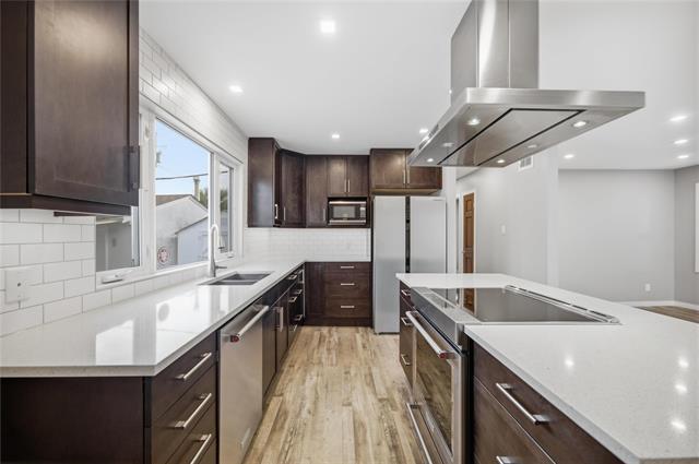 78 Fernwood Ave, Winnipeg, MB - Indoor Photo Showing Kitchen With Double Sink With Upgraded Kitchen