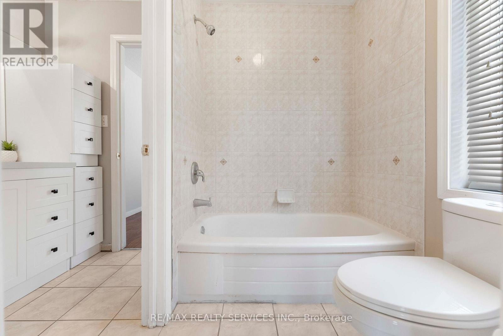 3696 Waterfall Crescent, Mississauga, ON - Indoor Photo Showing Bathroom
