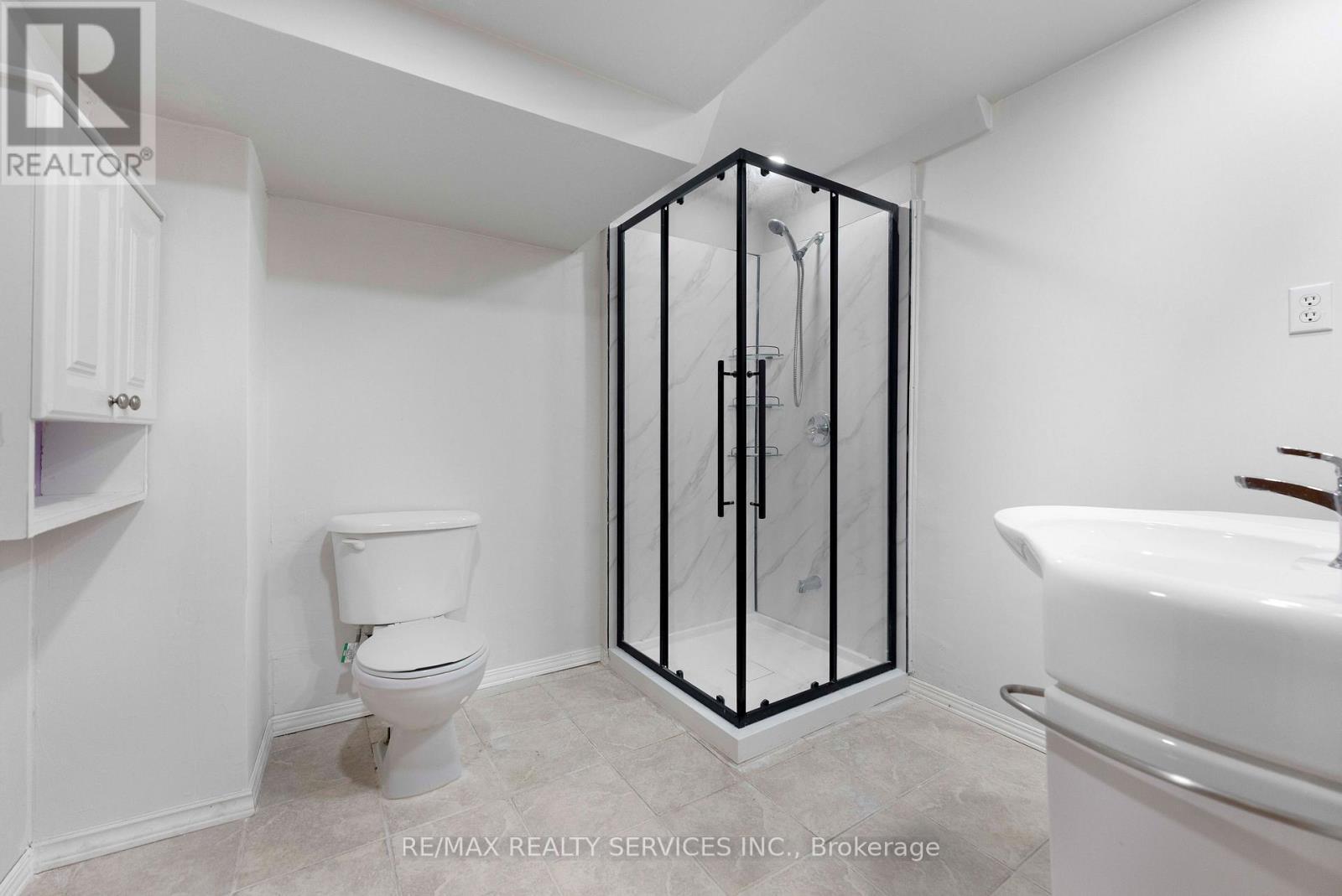 3696 Waterfall Crescent, Mississauga, ON - Indoor Photo Showing Bathroom