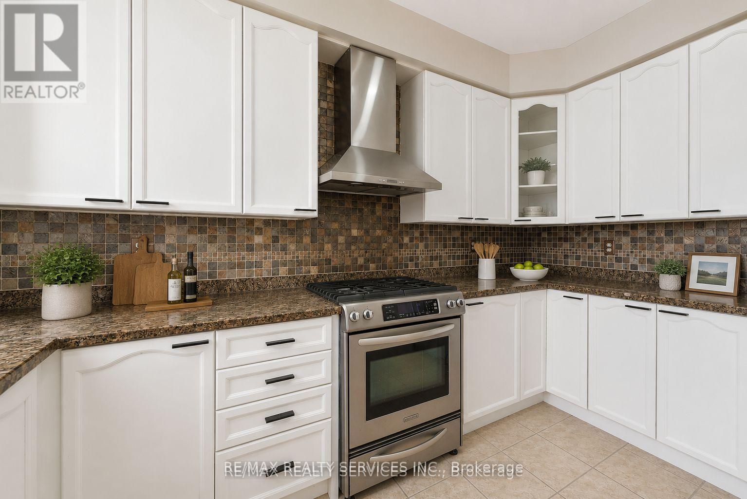 3696 Waterfall Crescent, Mississauga, ON - Indoor Photo Showing Kitchen With Upgraded Kitchen
