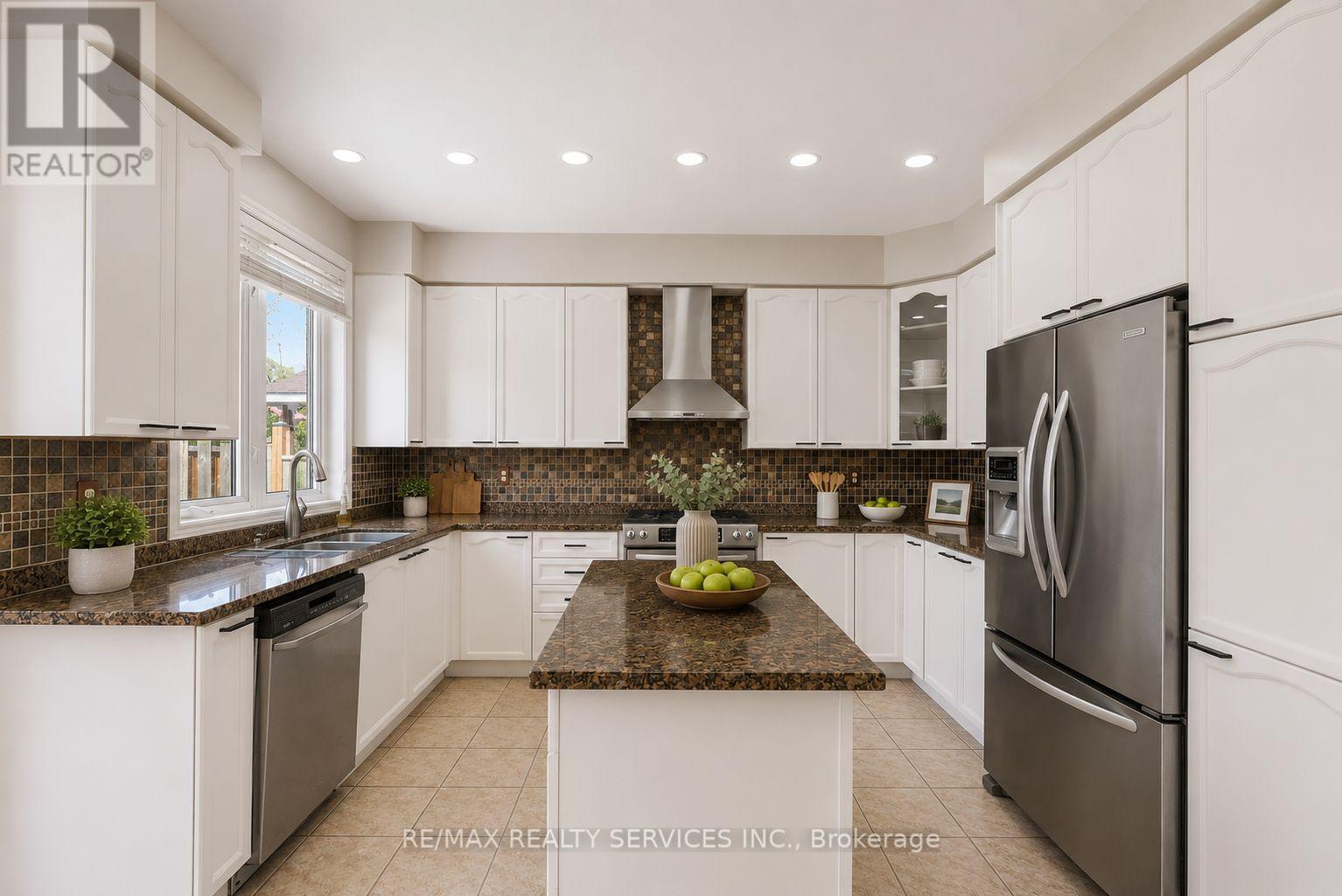 3696 Waterfall Crescent, Mississauga, ON - Indoor Photo Showing Kitchen With Double Sink With Upgraded Kitchen