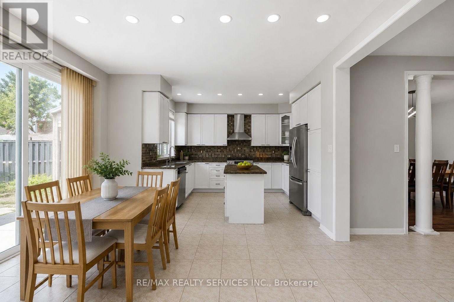 3696 Waterfall Crescent, Mississauga, ON - Indoor Photo Showing Dining Room