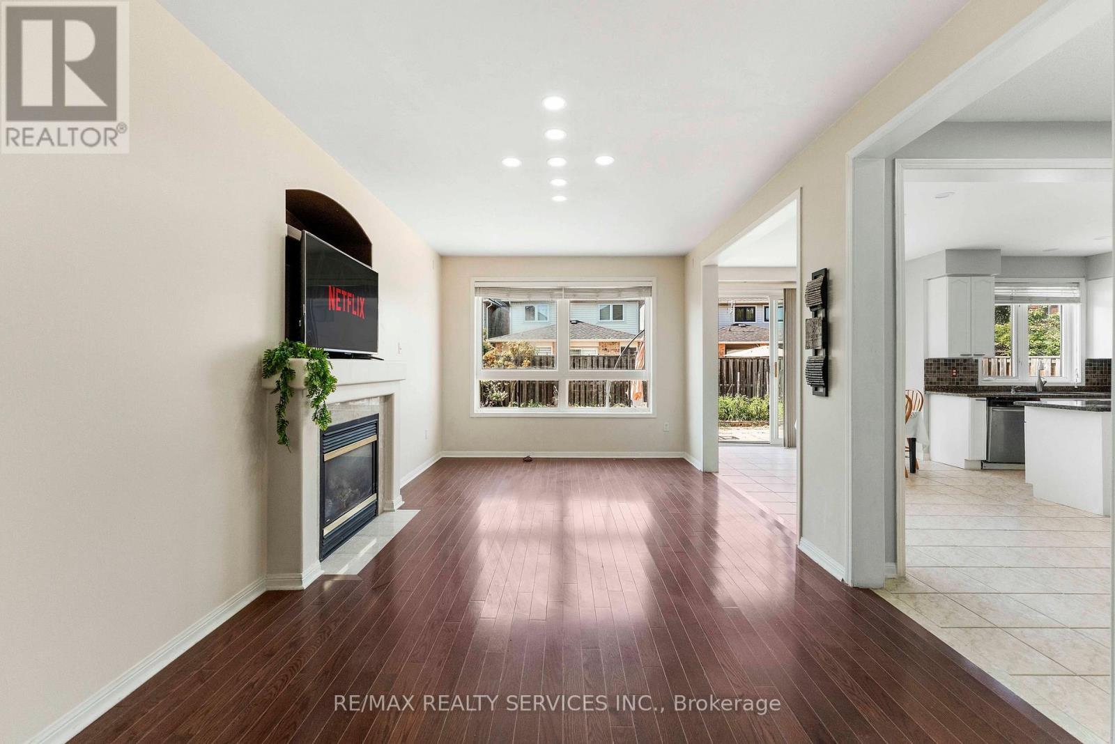 3696 Waterfall Crescent, Mississauga, ON - Indoor With Fireplace