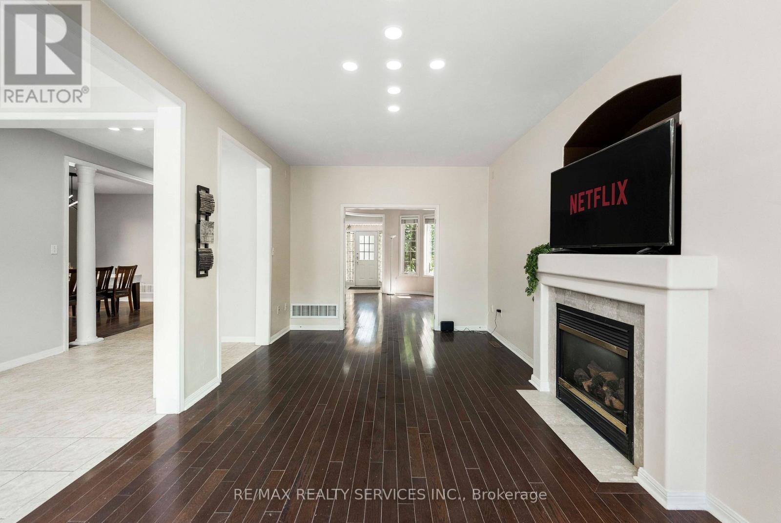 3696 Waterfall Crescent, Mississauga, ON - Indoor Photo Showing Living Room With Fireplace