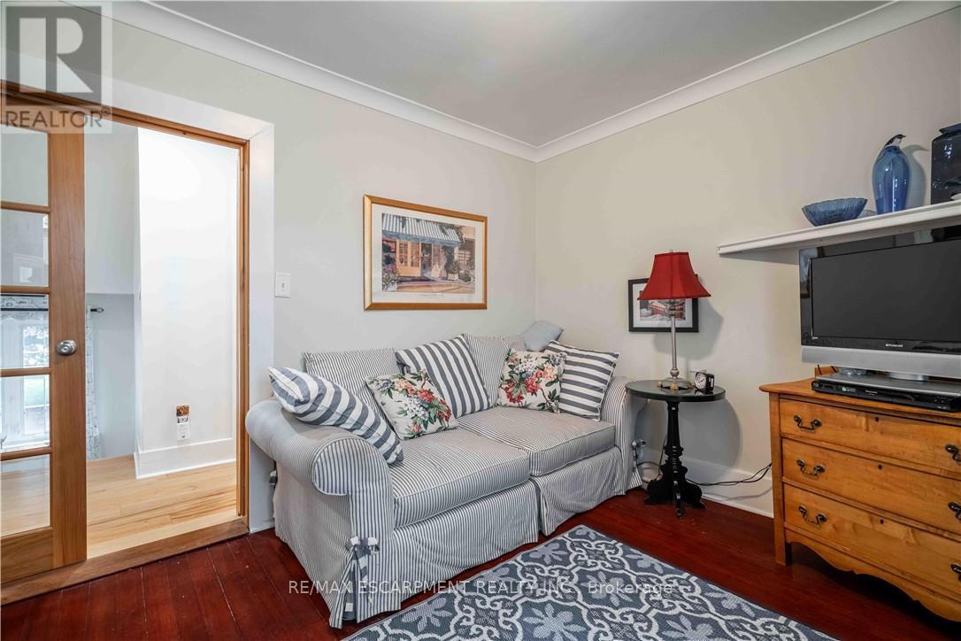 99 Argyle Street N, Haldimand, ON - Indoor Photo Showing Living Room