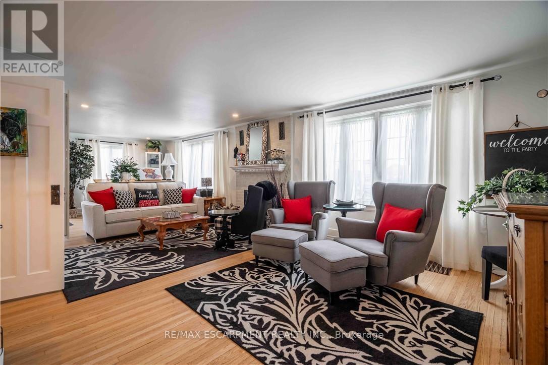 99 Argyle Street N, Haldimand, ON - Indoor Photo Showing Living Room
