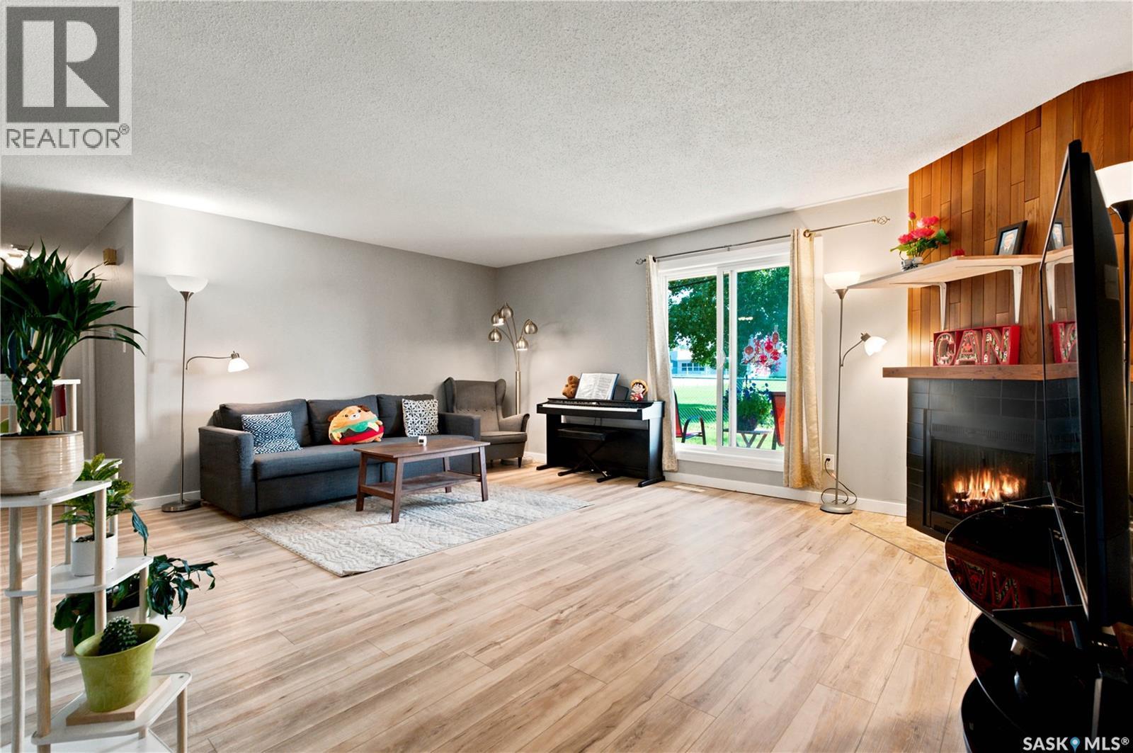 416 425 115Th Street E, Saskatoon, SK - Indoor Photo Showing Living Room With Fireplace