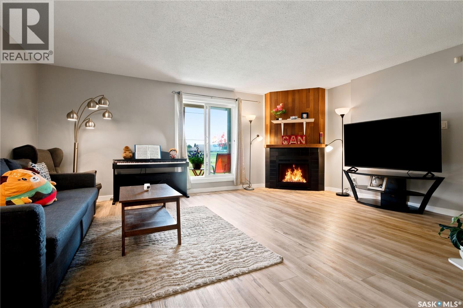 416 425 115Th Street E, Saskatoon, SK - Indoor Photo Showing Living Room With Fireplace