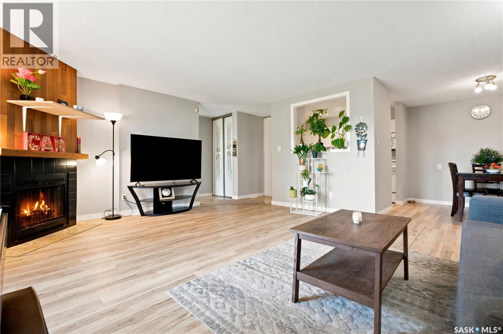 416 425 115Th Street E, Saskatoon, SK - Indoor Photo Showing Living Room With Fireplace