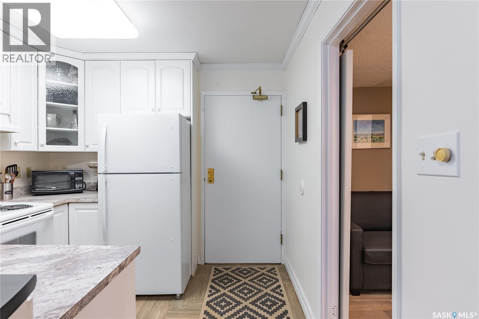 102 222 Saskatchewan Crescent E, Saskatoon, SK - Indoor Photo Showing Kitchen