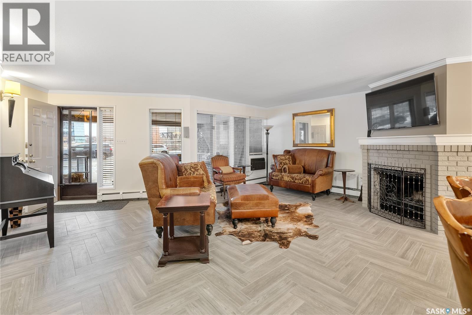 102 222 Saskatchewan Crescent E, Saskatoon, SK - Indoor Photo Showing Living Room With Fireplace
