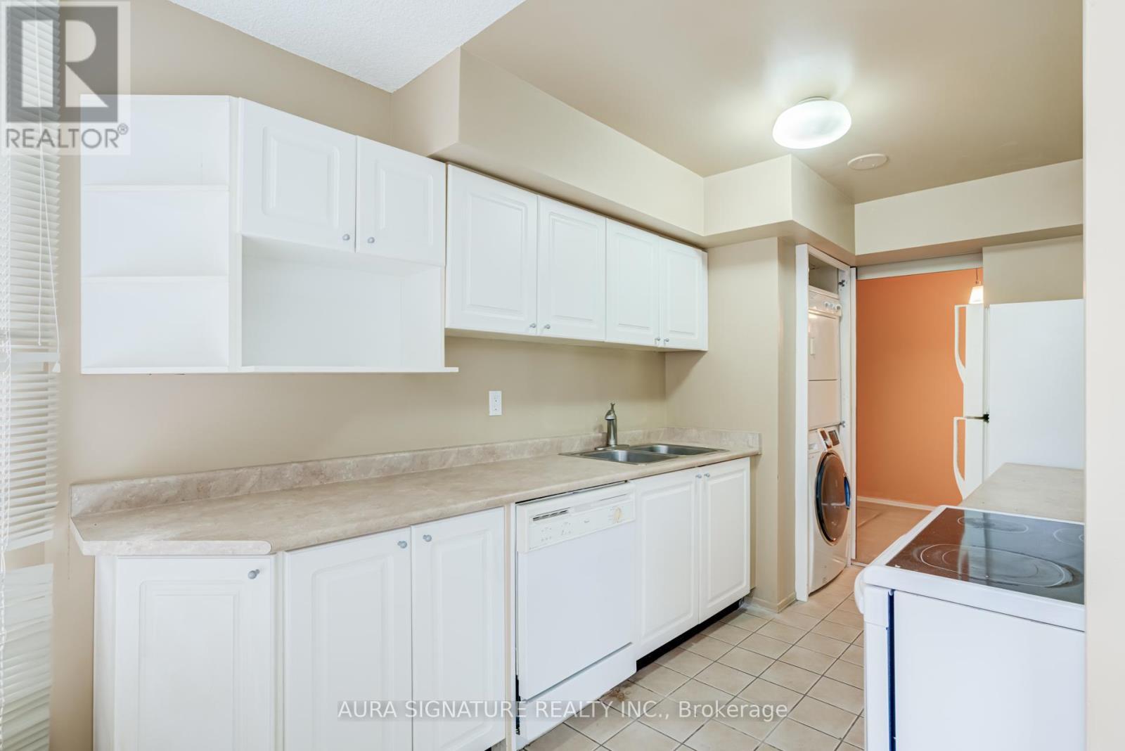 401 - 3077 Weston Road, Toronto, ON - Indoor Photo Showing Laundry Room