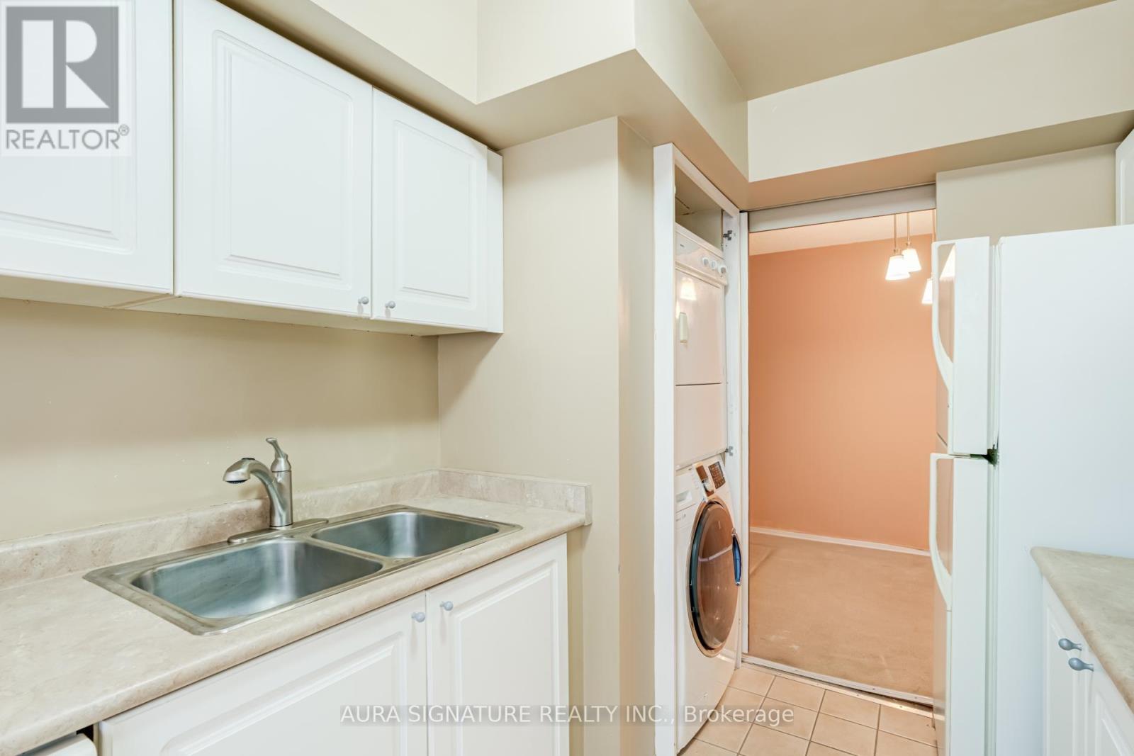 401 - 3077 Weston Road, Toronto, ON - Indoor Photo Showing Laundry Room
