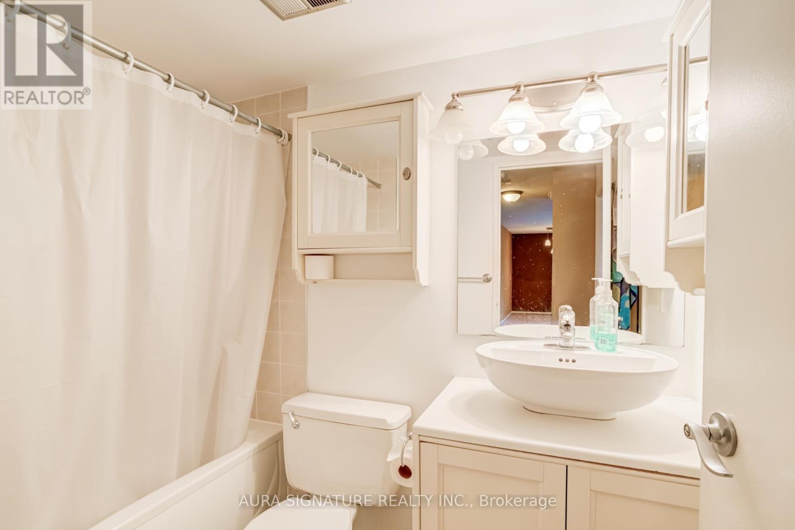 401 - 3077 Weston Road, Toronto, ON - Indoor Photo Showing Bathroom