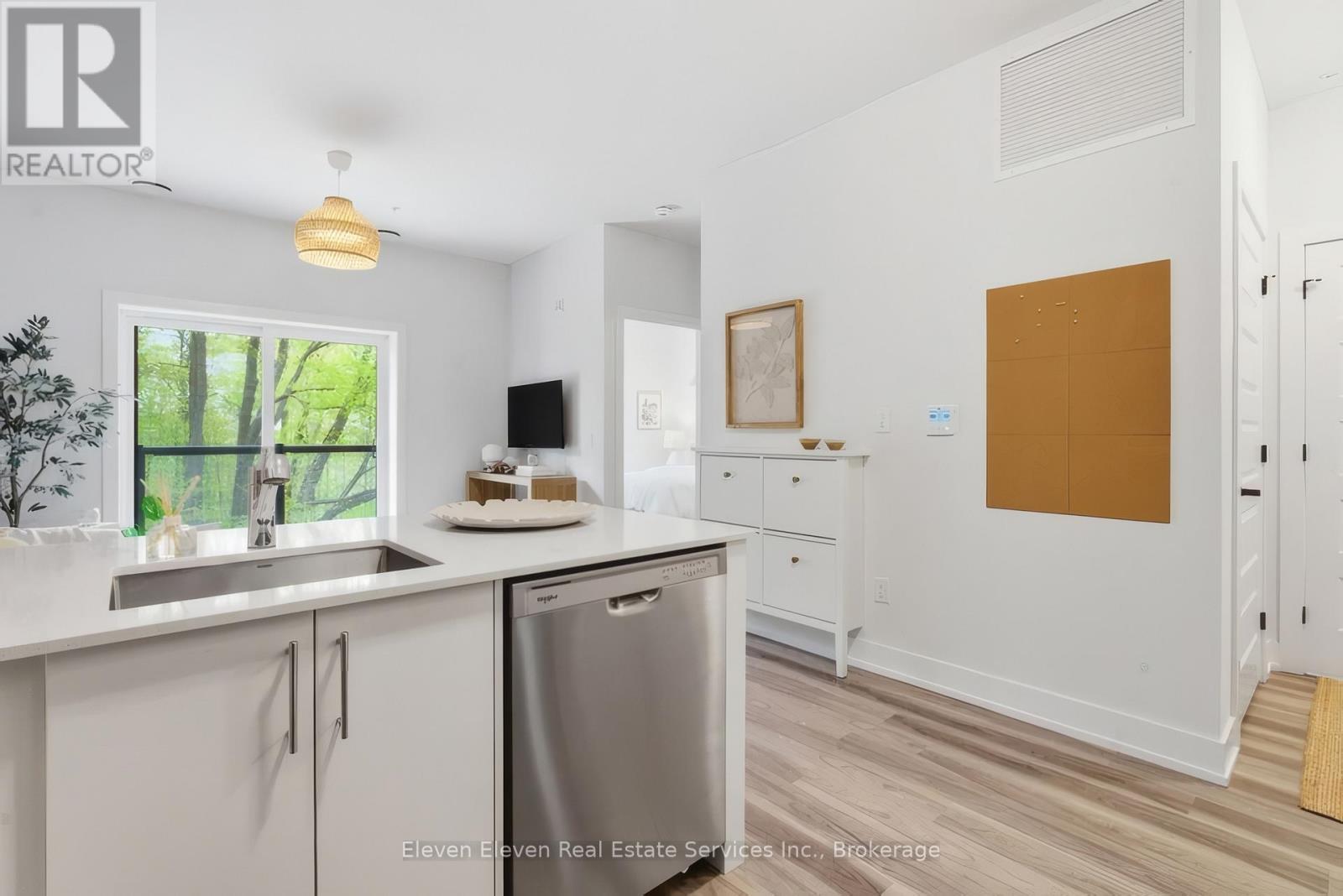 422 - 1100 Lackner Place, Kitchener, ON - Indoor Photo Showing Kitchen