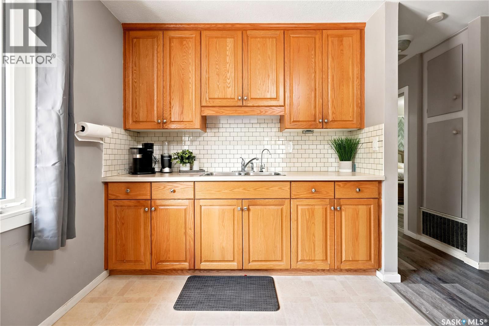 2816 Queen Street, Regina, SK - Indoor Photo Showing Kitchen With Double Sink