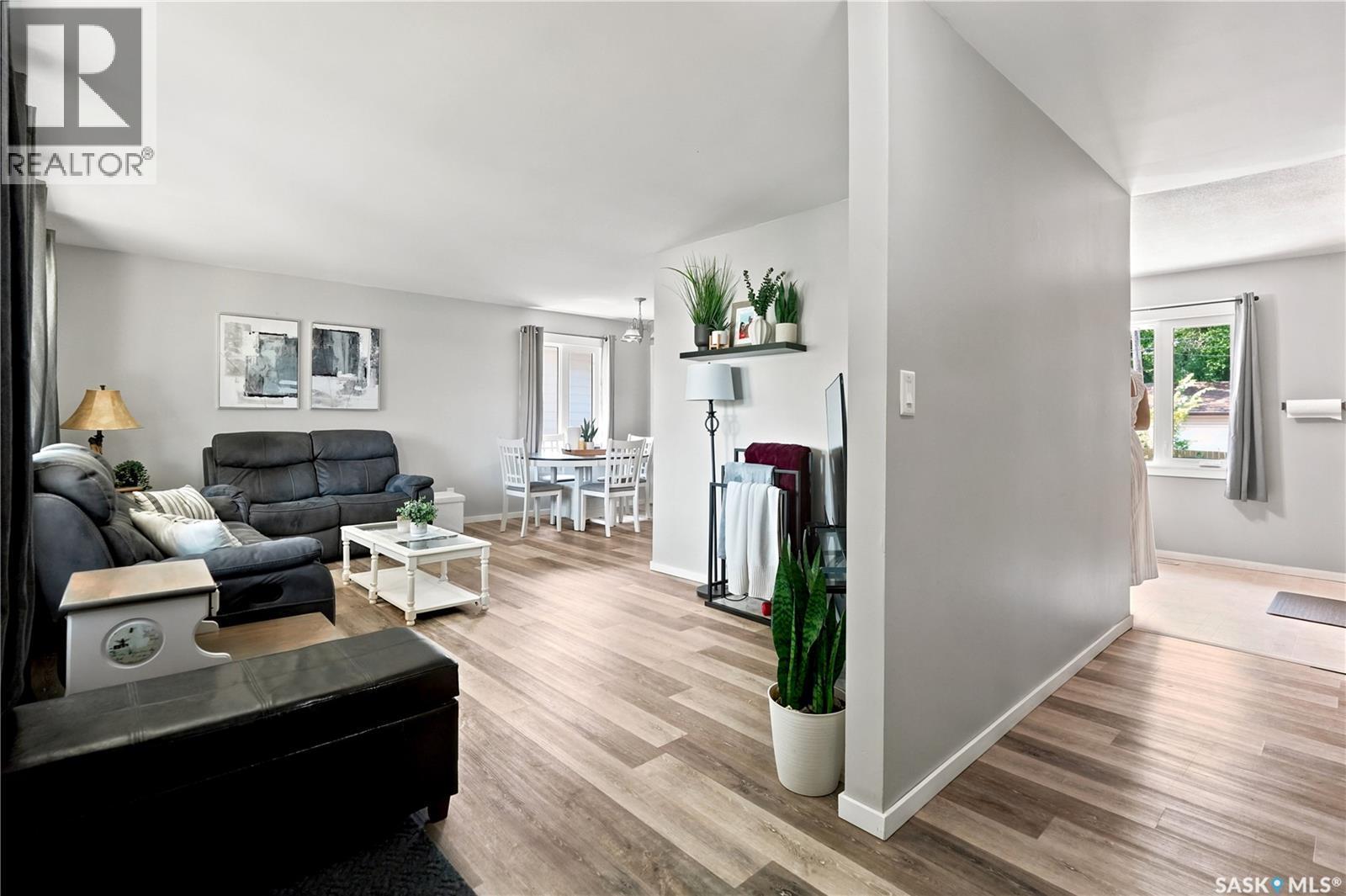 2816 Queen Street, Regina, SK - Indoor Photo Showing Living Room