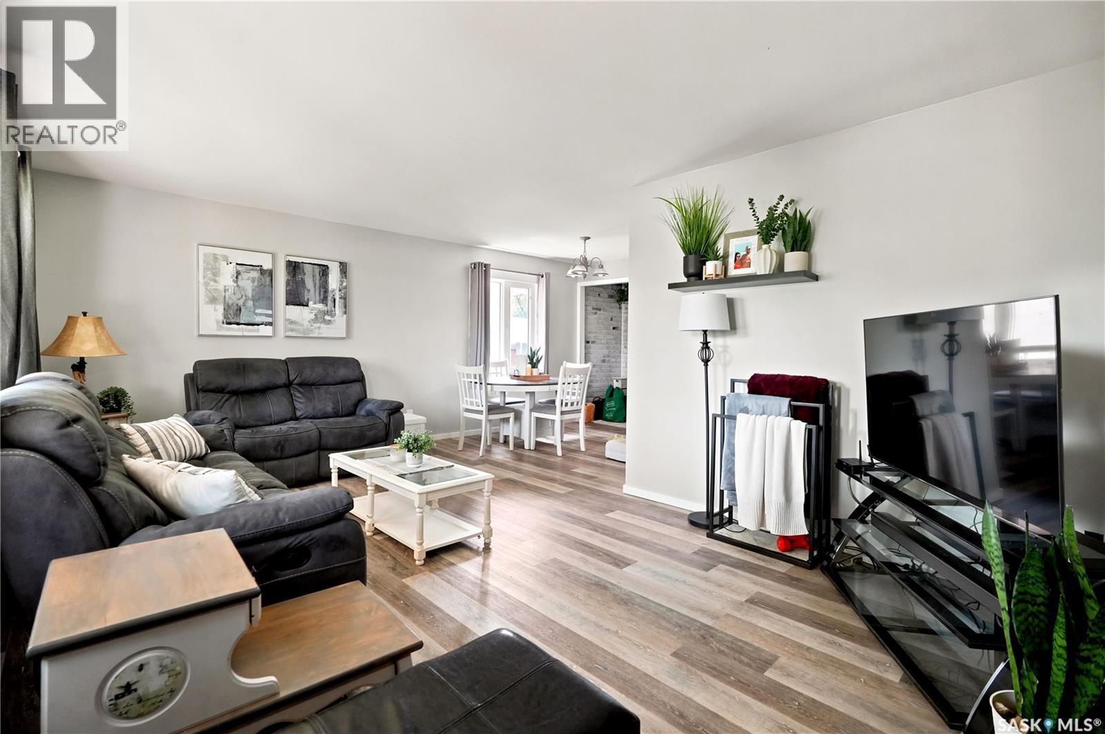 2816 Queen Street, Regina, SK - Indoor Photo Showing Living Room