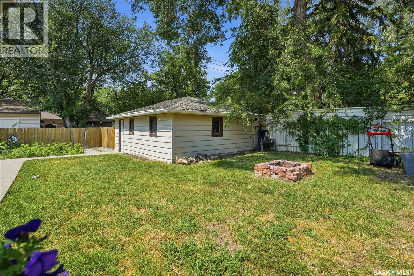 2816 Queen Street, Regina, SK - Outdoor