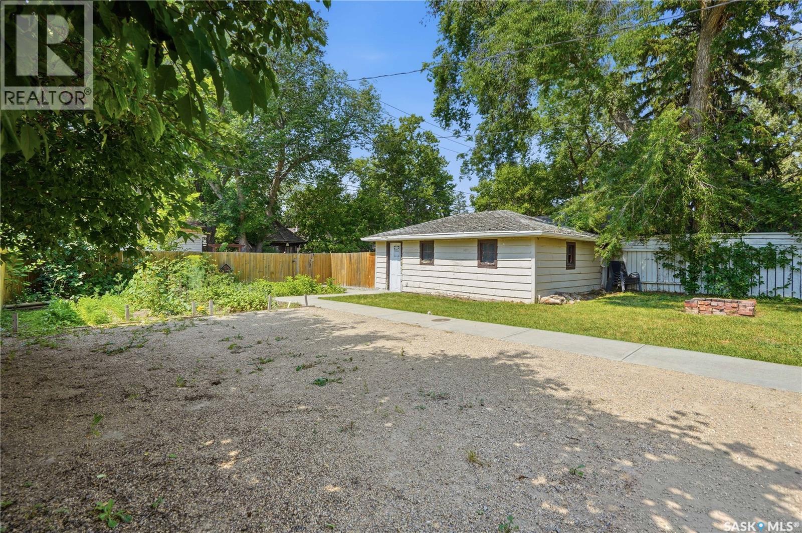 2816 Queen Street, Regina, SK - Outdoor