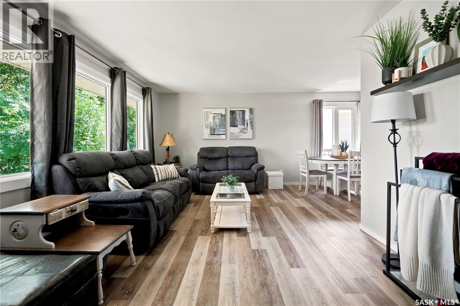 2816 Queen Street, Regina, SK - Indoor Photo Showing Living Room
