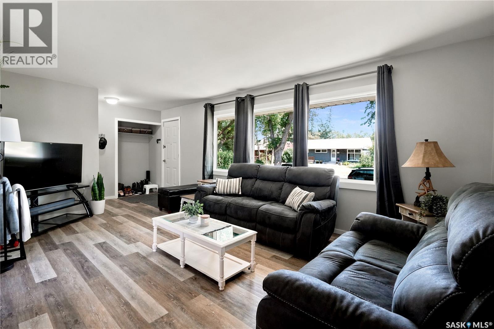 2816 Queen Street, Regina, SK - Indoor Photo Showing Living Room