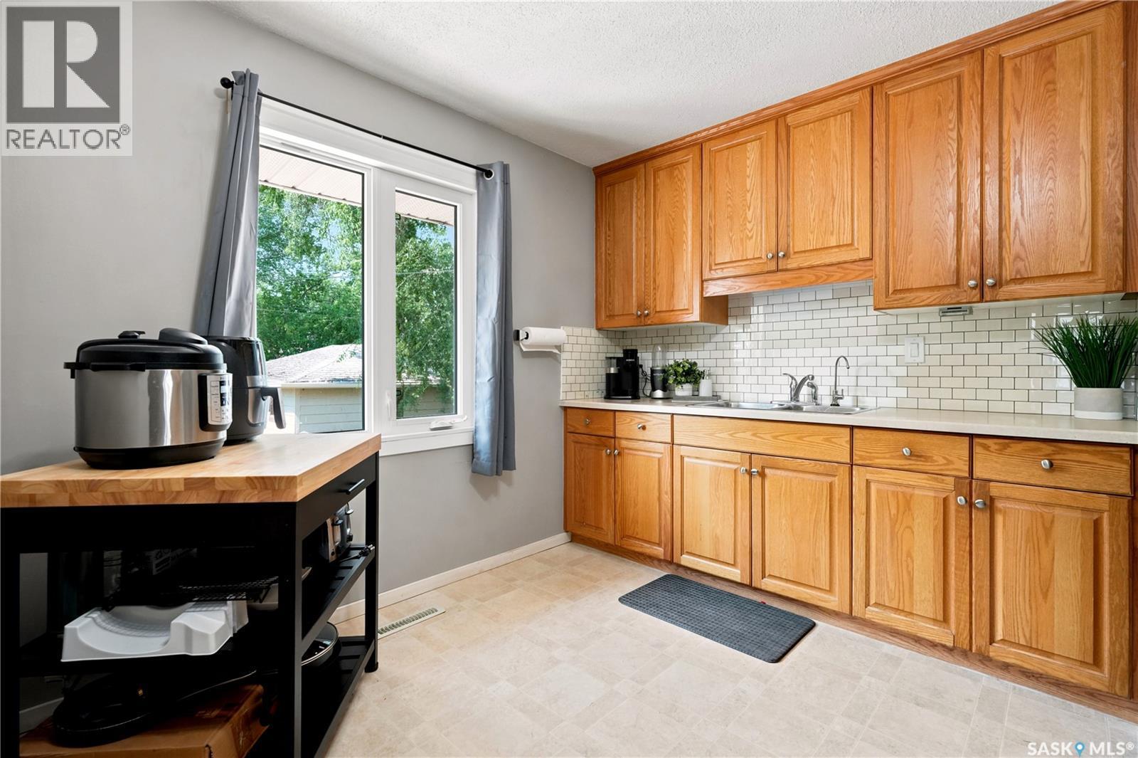 2816 Queen Street, Regina, SK - Indoor Photo Showing Kitchen
