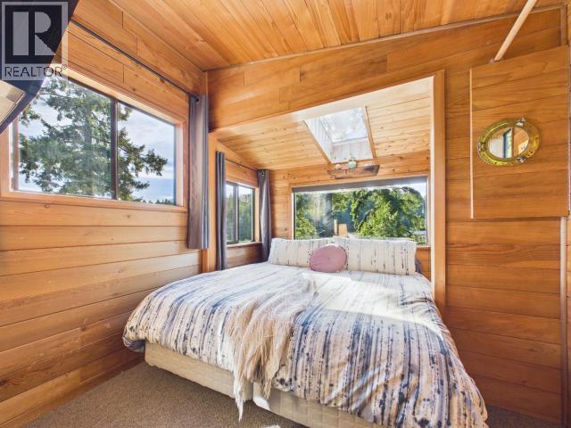 9951 Finn Bay Rd, Powell River, BC - Indoor Photo Showing Bedroom