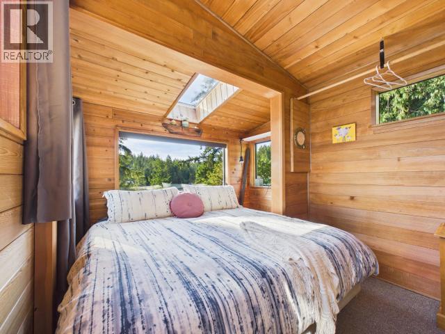 9951 Finn Bay Rd, Powell River, BC - Indoor Photo Showing Bedroom