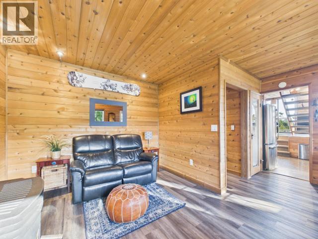 9951 Finn Bay Rd, Powell River, BC - Indoor Photo Showing Living Room