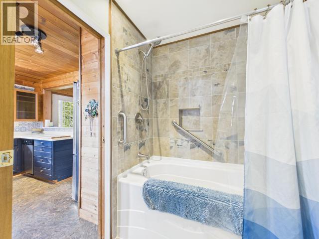 9951 Finn Bay Rd, Powell River, BC - Indoor Photo Showing Bathroom