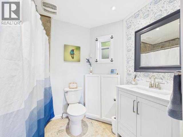 9951 Finn Bay Rd, Powell River, BC - Indoor Photo Showing Bathroom