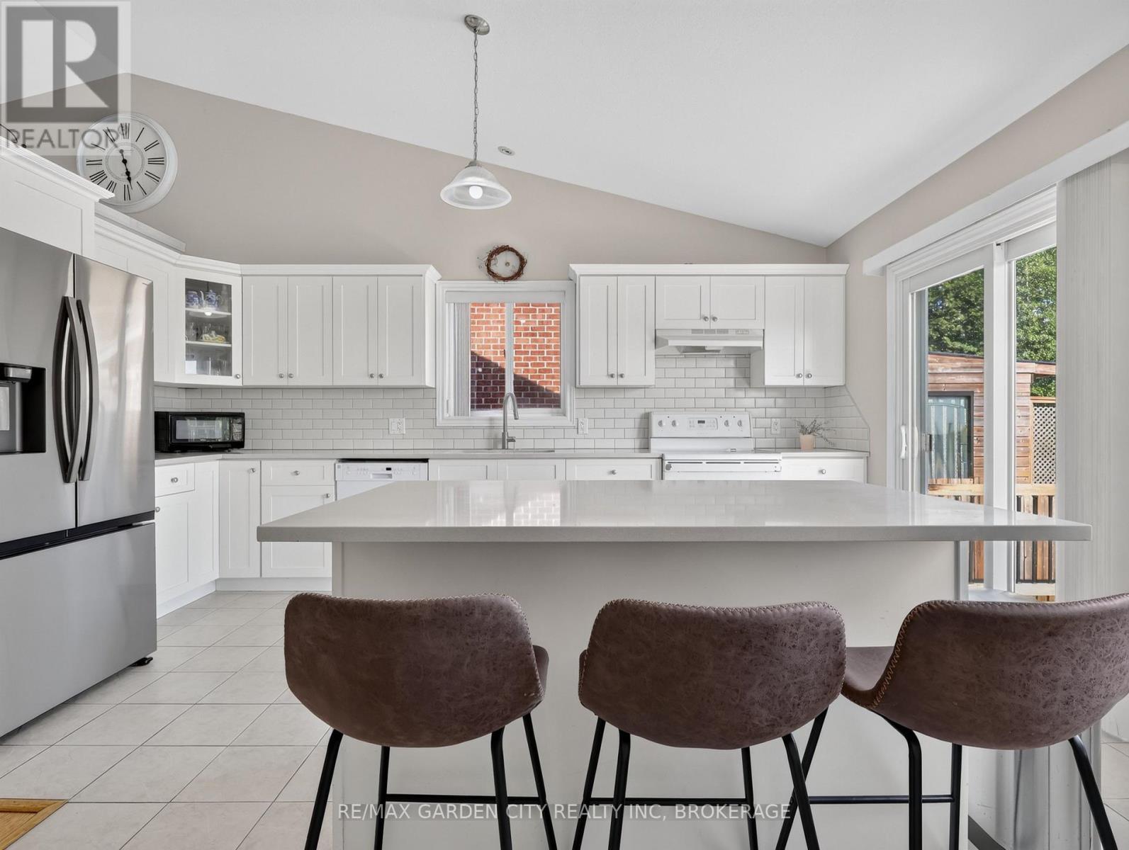 828 Foss Road, Pelham (Fenwick), ON - Indoor Photo Showing Kitchen