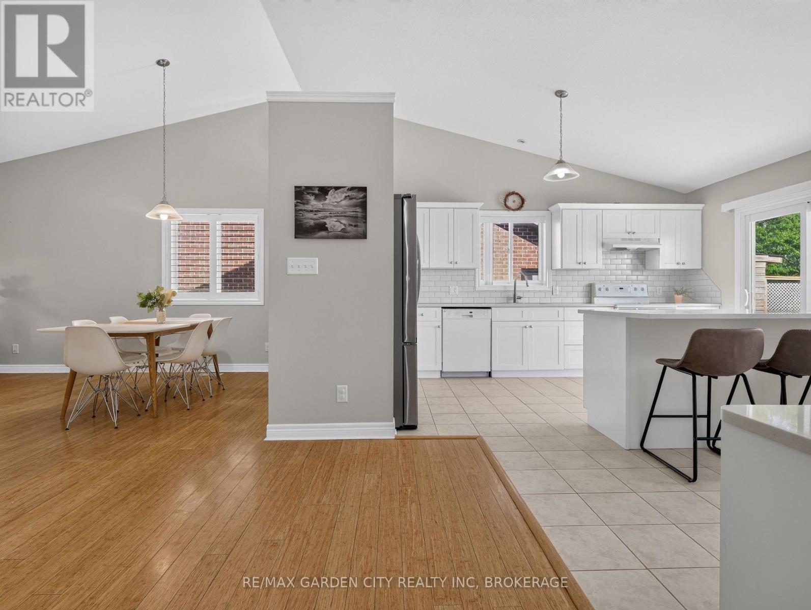828 Foss Road, Pelham (Fenwick), ON - Indoor