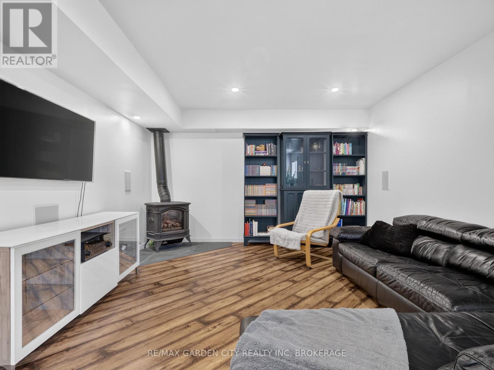 828 Foss Road, Pelham (Fenwick), ON - Indoor With Fireplace