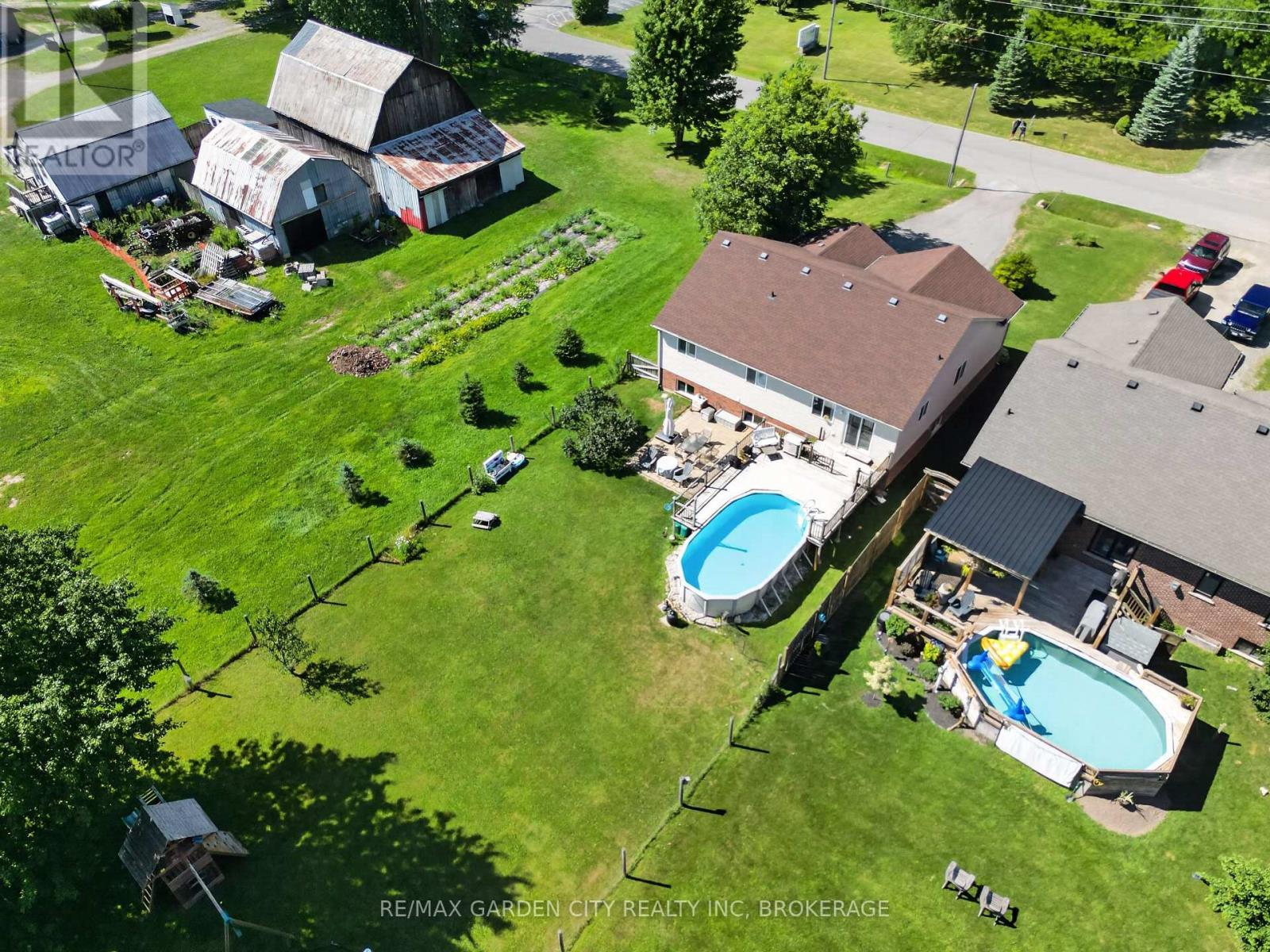 828 Foss Road, Pelham (Fenwick), ON - Outdoor With Above Ground Pool With View