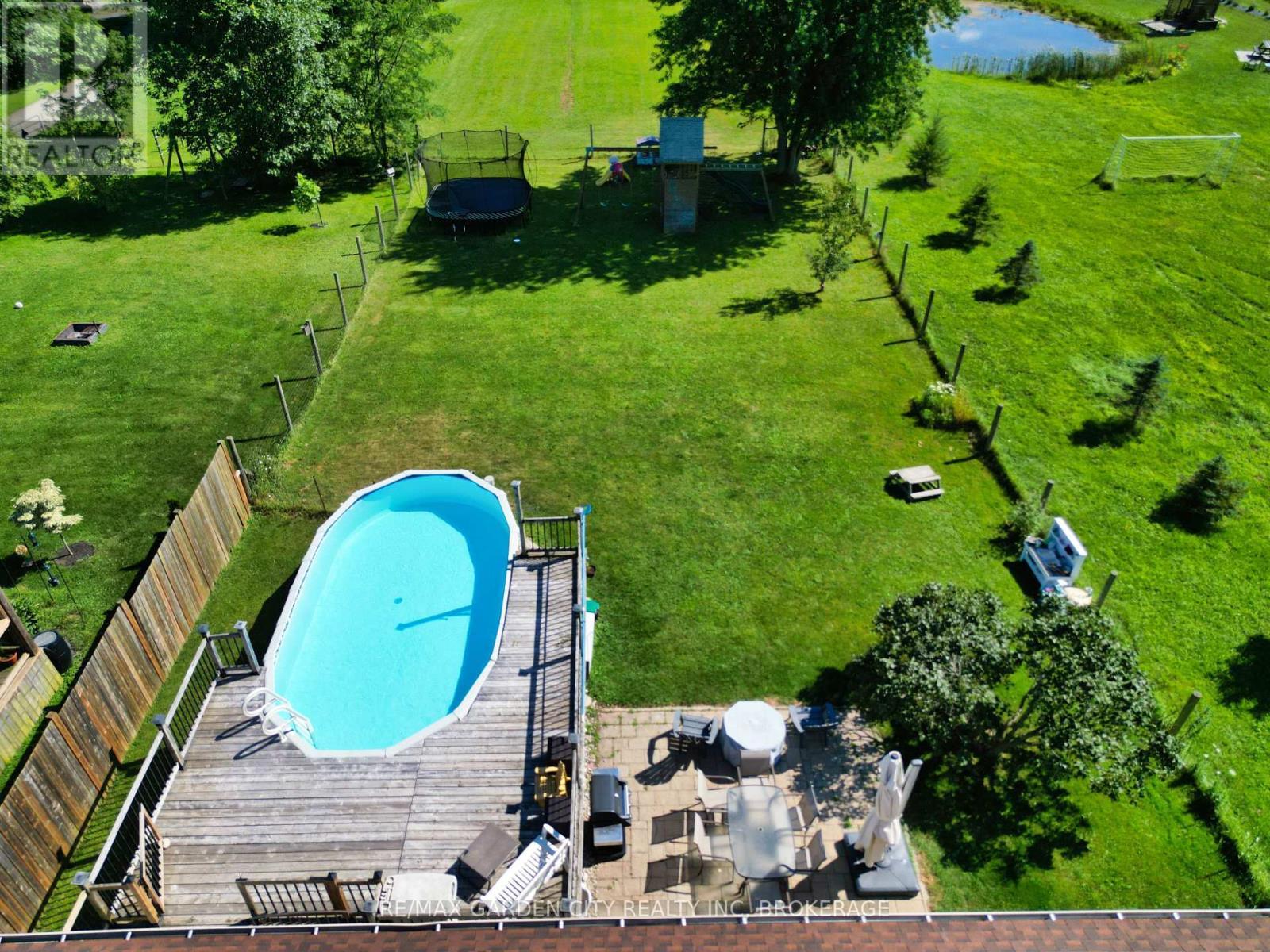 828 Foss Road, Pelham (Fenwick), ON - Outdoor With Above Ground Pool