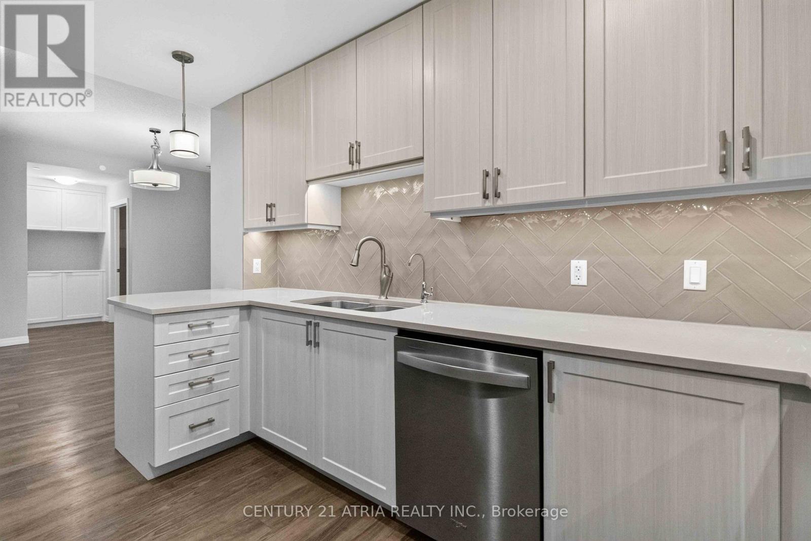 306 - 460 William Graham Drive, Aurora, ON - Indoor Photo Showing Kitchen With Double Sink With Upgraded Kitchen