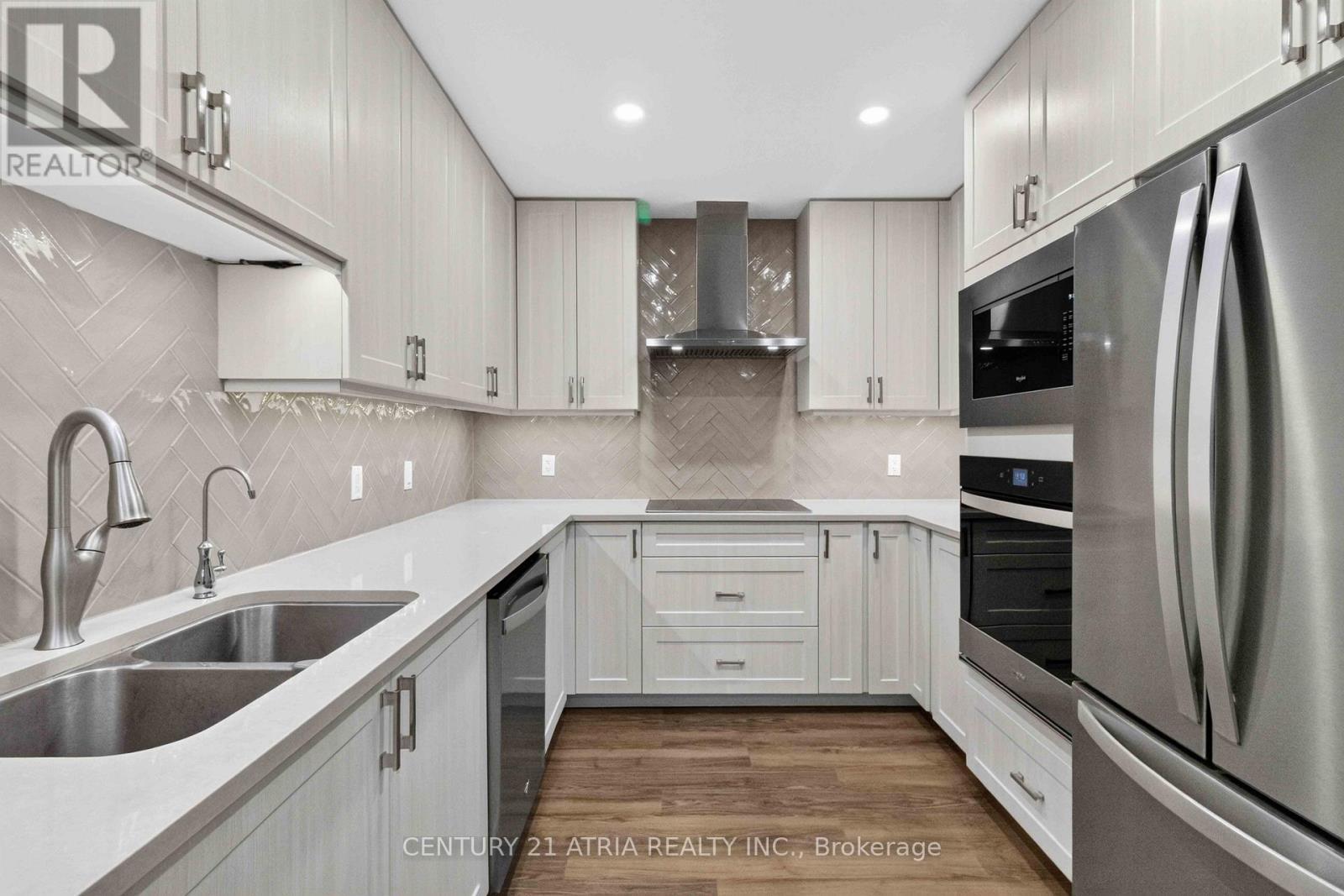 306 - 460 William Graham Drive, Aurora, ON - Indoor Photo Showing Kitchen With Stainless Steel Kitchen With Double Sink With Upgraded Kitchen